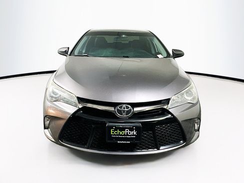 Used 2017 Toyota Camry SE image 2