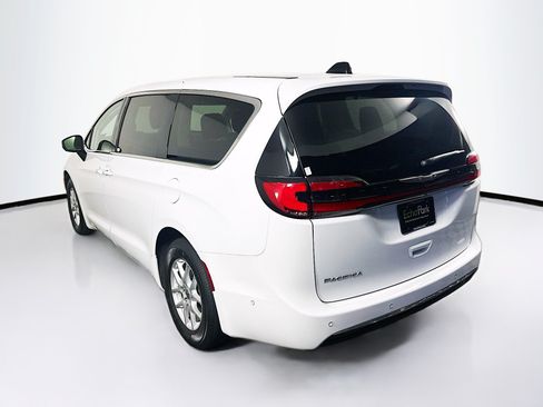 Used 2023 Chrysler Pacifica Touring-L FWD image 5