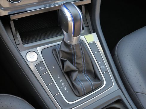 Used 2015 Volkswagen e-Golf SEL Premium image 27