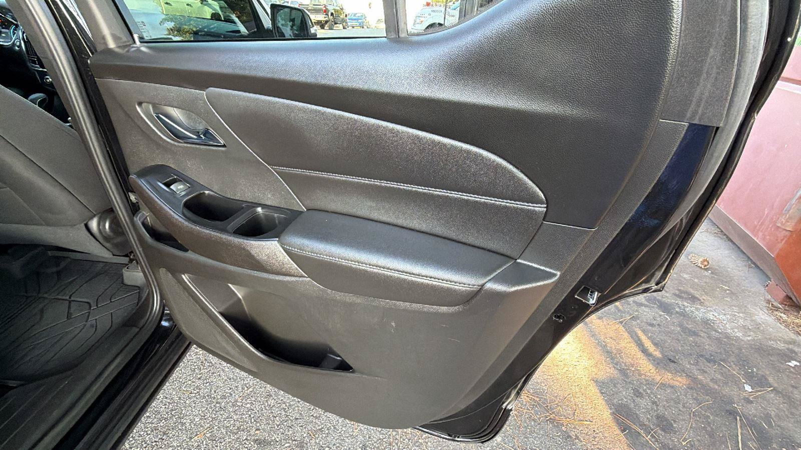 Used 2023 Chevrolet Traverse LT FWD image 19