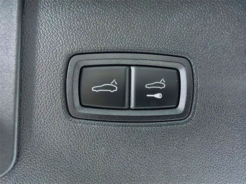 Certified 2023 Porsche Cayenne w/ Premium Package AWD/4WD image 24