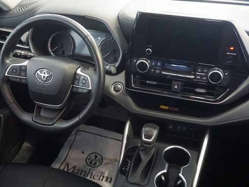 Used 2025 Toyota Highlander XLE FWD image 28