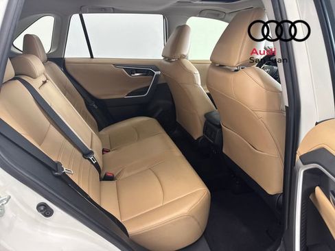 Used 2020 Toyota RAV4 Limited image 27