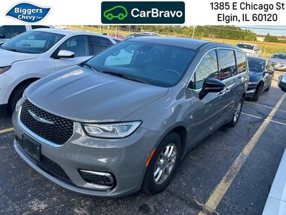 Used 2025 Chrysler Pacifica Select