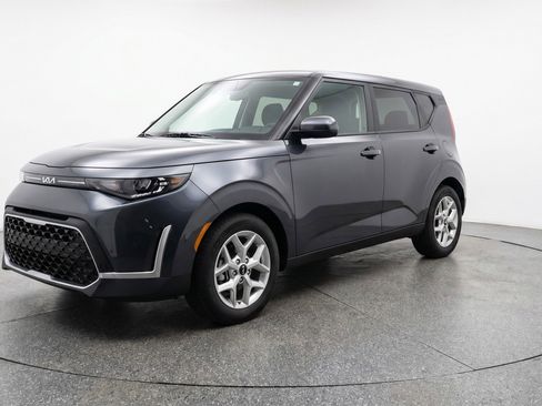 Used 2025 Kia Soul LX w/ LX Technology Package image 3