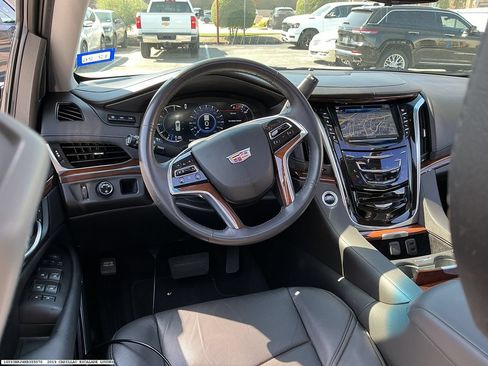 Used 2019 Cadillac Escalade Luxury RWD image 12