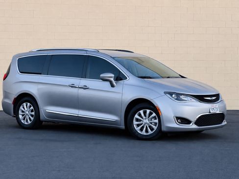 Used 2020 Chrysler Pacifica Touring-L FWD image 3