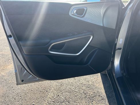 Used 2025 Kia Soul LX w/ LX Technology Package FWD image 18