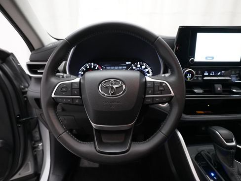 Used 2025 Toyota Highlander XLE AWD/4WD image 4