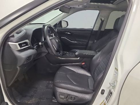 Used 2021 Toyota Highlander XLE AWD/4WD image 22