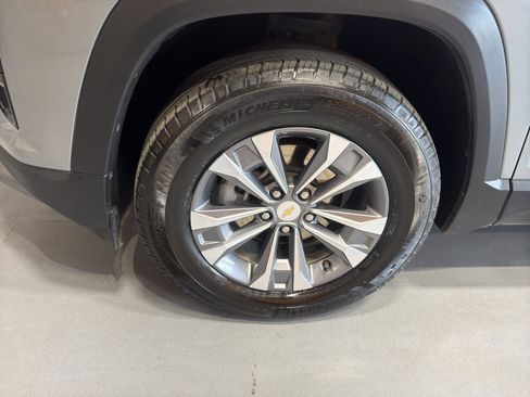 Used 2025 Chevrolet Equinox LT w/ Convenience Package II image 9