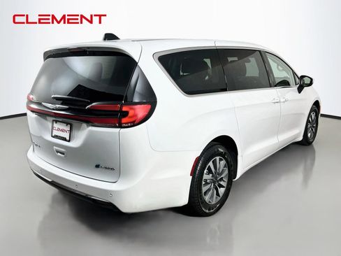 Used 2023 Chrysler Pacifica Touring-L FWD image 7