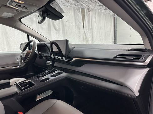 Used 2025 Toyota Sienna XLE image 66