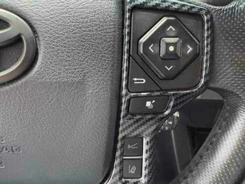Used 2018 Toyota Tacoma SR5 RWD image 30