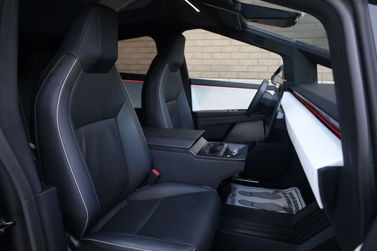 Used 2024 Tesla Cybertruck AWD Crew Cab image 28