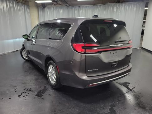 Used 2023 Chrysler Pacifica Touring-L FWD image 6