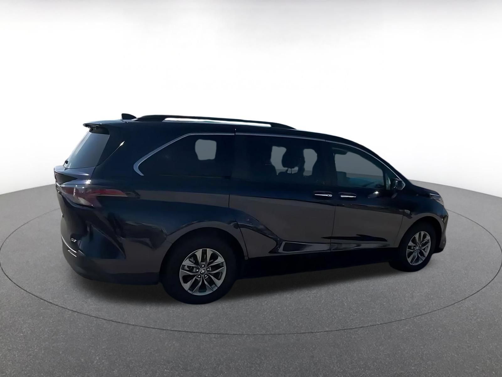 Used 2025 Toyota Sienna XLE FWD image 13