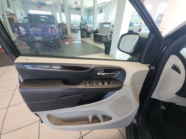 Used 2017 Dodge Grand Caravan SXT FWD image 26