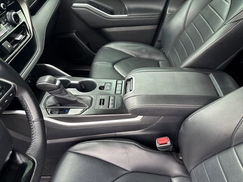 Used 2020 Toyota Highlander XLE AWD/4WD image 18