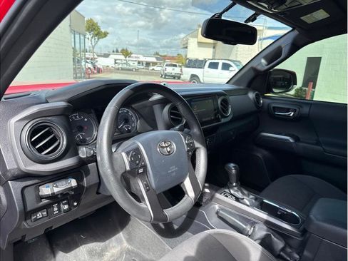 Used 2017 Toyota Tacoma TRD Off-Road image 13