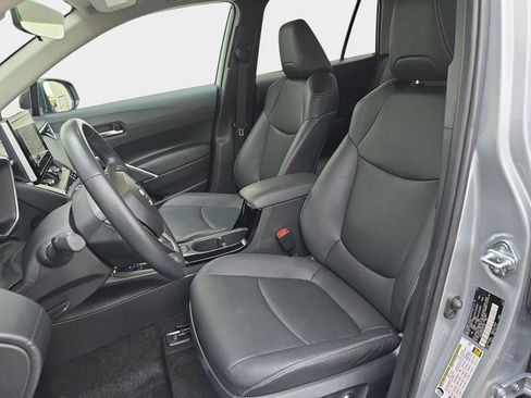 Used 2025 Toyota Corolla Cross XLE AWD/4WD image 17