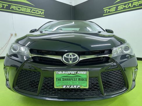 Used 2017 Toyota Camry SE image 3