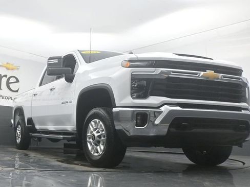 Used 2025 Chevrolet Silverado 2500 LT w/ Convenience Package AWD/4WD image 3