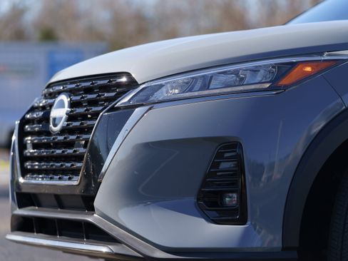 Used 2023 Nissan Kicks SR image 32