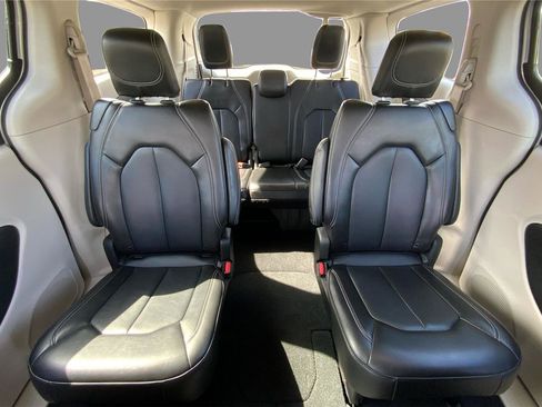 Used 2024 Chrysler Pacifica Touring-L FWD image 14