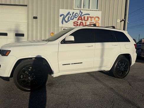 Used 2017 Jeep Grand Cherokee Altitude image 10