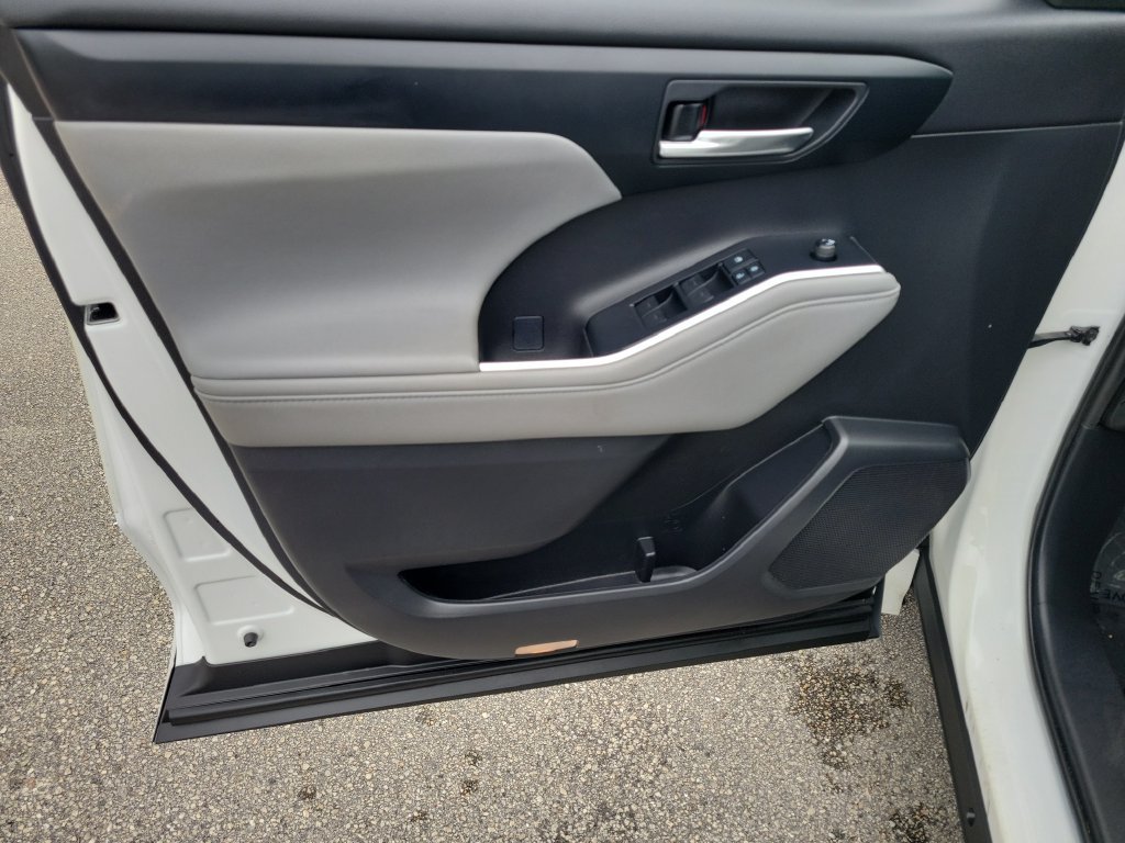 Used 2021 Toyota Highlander XLE FWD image 19