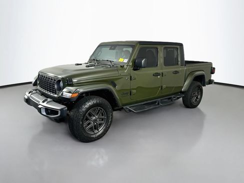 Used 2024 Jeep Gladiator Sport AWD/4WD image 3