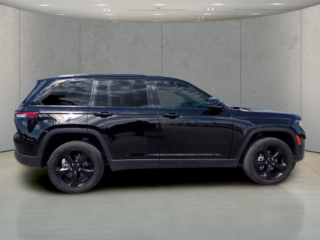 Used 2025 Jeep Grand Cherokee Altitude AWD/4WD image 4