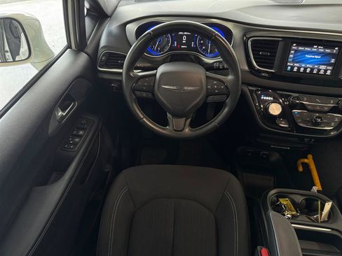 Used 2018 Chrysler Pacifica Touring Plus w/ S Appearance Package FWD image 5