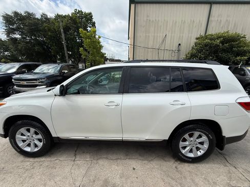 Used 2013 Toyota Highlander Plus AWD/4WD image 4