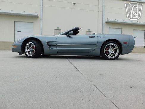 Used 2004 Chevrolet Corvette Convertible w/ Preferred Equipment Group RWD image 21