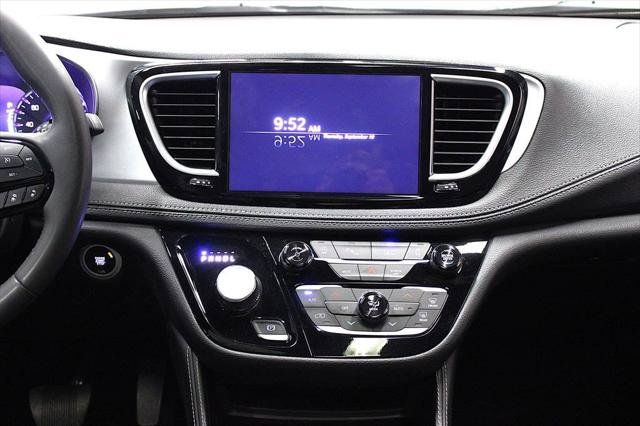 Certified 2025 Chrysler Pacifica Limited FWD image 15