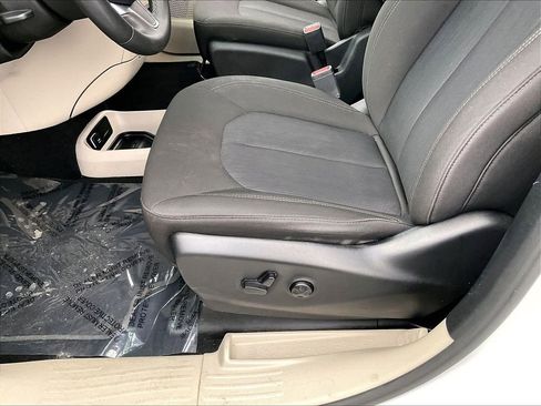Used 2023 Chrysler Voyager LX image 32