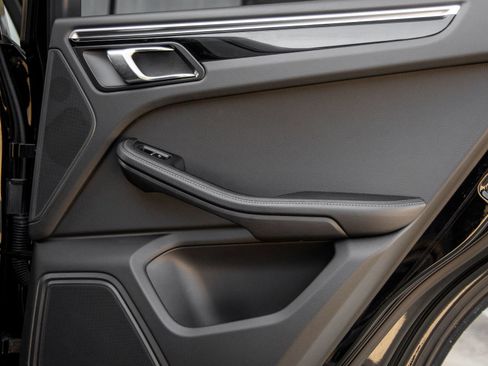 Certified 2024 Porsche Macan AWD/4WD image 38