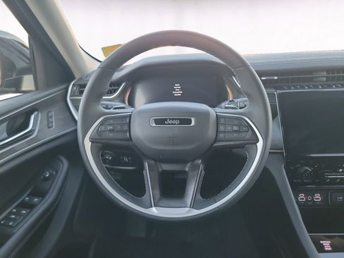 Used 2023 Jeep Grand Cherokee Limited w/ Black Appearance Package image 12