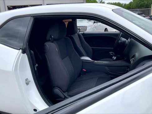 Used 2018 Dodge Challenger SXT image 8