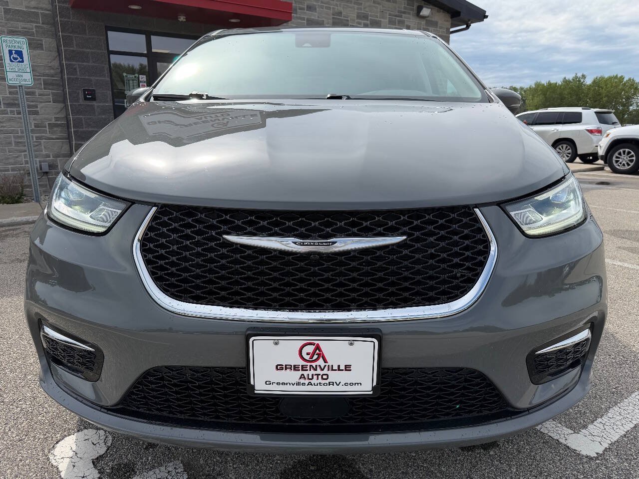 Used 2023 Chrysler Pacifica Touring-L AWD/4WD image 2