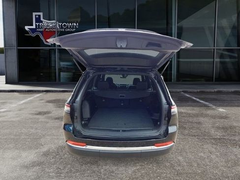 Used 2025 Jeep Grand Cherokee Laredo AWD/4WD image 5