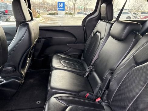 Used 2018 Chrysler Pacifica Touring-L w/ Premium Audio Group image 18
