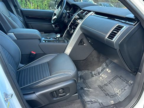 Used 2023 Land Rover Discovery Metropolitan Edition image 10
