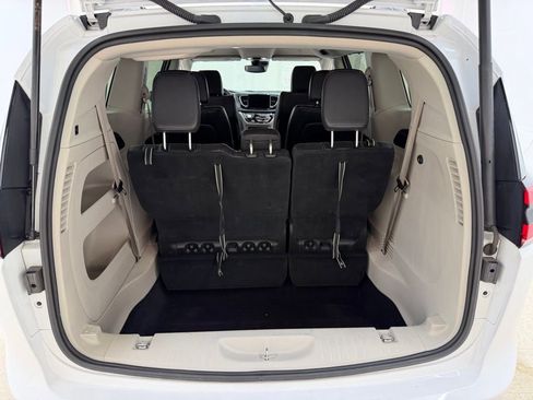 Used 2022 Chrysler Pacifica Touring-L FWD image 6