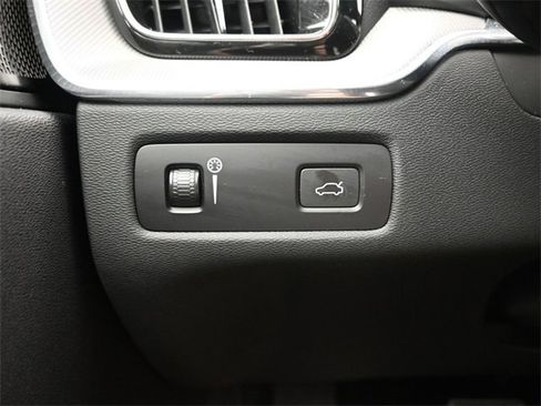 Used 2022 Volvo XC60 B6 R-Design w/ Protection Package Premier image 27