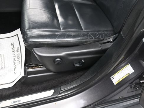 Used 2019 Jeep Grand Cherokee Limited AWD/4WD image 17