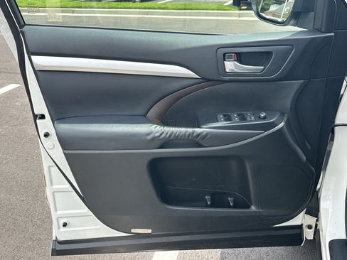 Used 2015 Toyota Highlander XLE FWD image 11