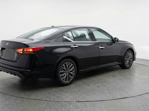 Used 2025 Nissan Altima 2.5 SV FWD image 9